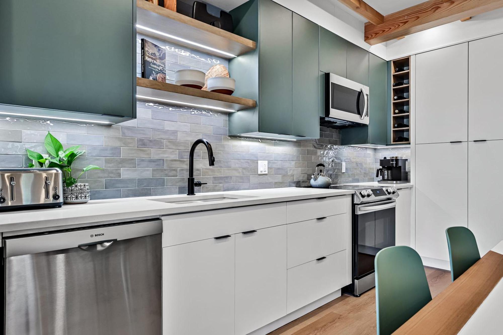 Ravens Crest Lodge - Stunning Views Perfectly Located On Main Street Canmore Exteriér fotografie