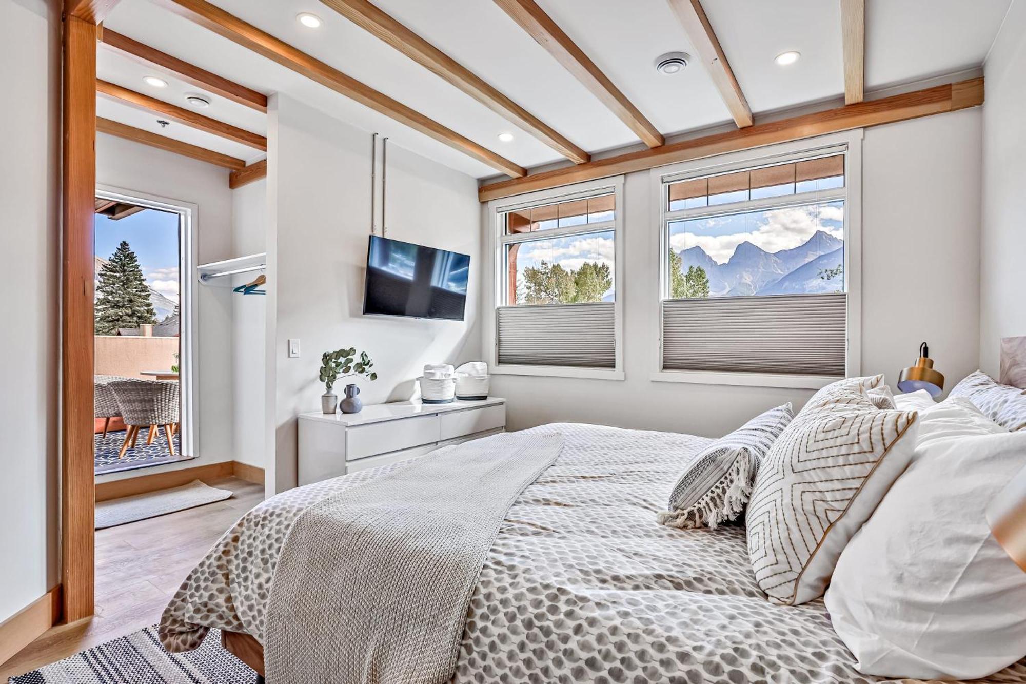 Ravens Crest Lodge - Stunning Views Perfectly Located On Main Street Canmore Exteriér fotografie